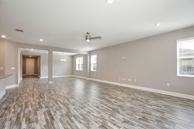 Foto del edificio - Gorgeous 4/3 Spacious Home with a 2 Car Garage Located on a Conservation Lot in Creekstone Neighb...