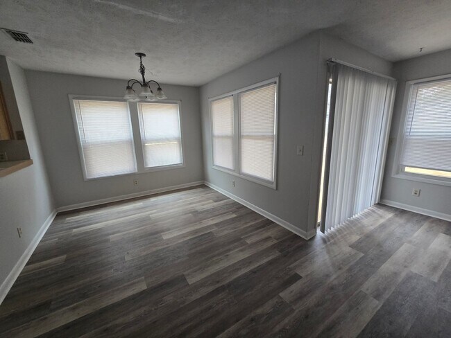 Foto del edificio - 1006-1 Woodcreek ~ Stewarts Creek