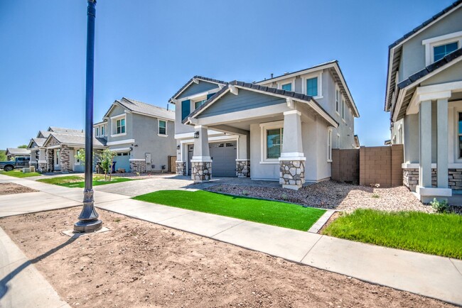 Building Photo - Beautiful 5 Bedroom at Desert place!