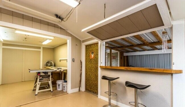 dentro del patio - 704 E Moneta Ave