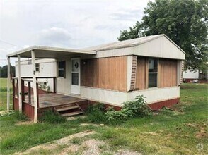 Building Photo - 225 Community Dr