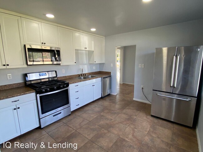 Building Photo - 3 br, 1 bath House - 208 Cedar St