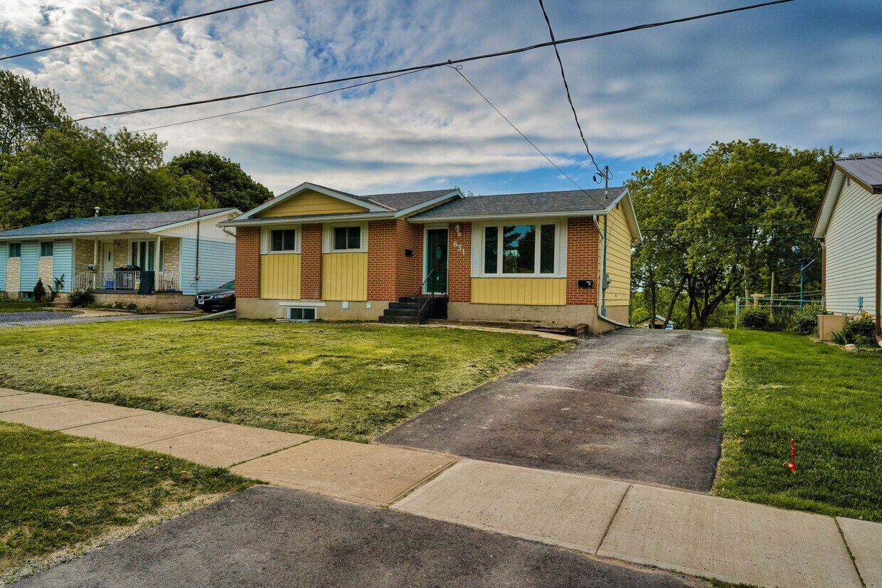 Primary Photo - 631 Aylmer Crescent