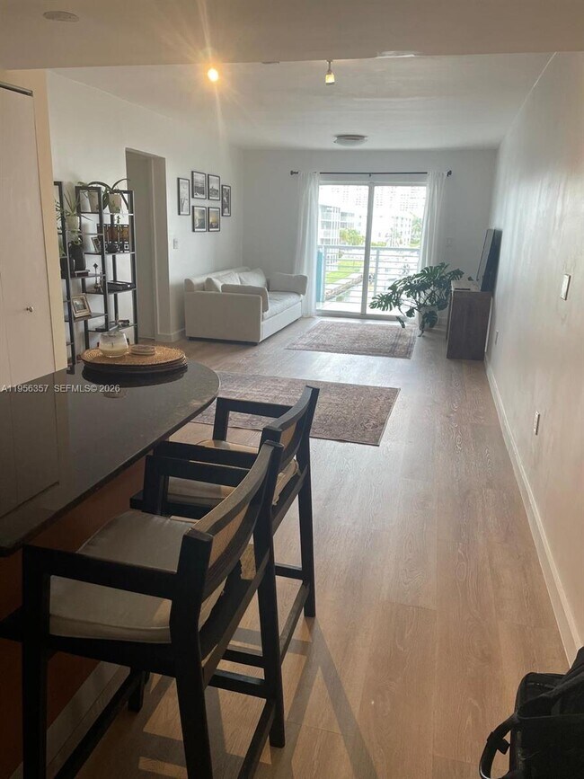 Foto del edificio - 16851 NE 35th Ave