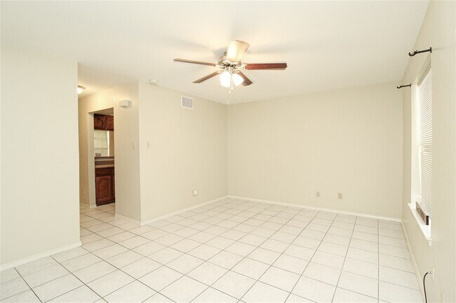 Foto del edificio - 8911 McPherson Rd