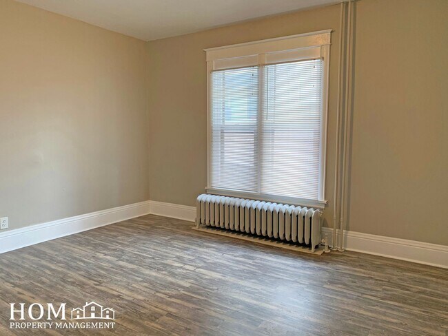 Building Photo - 5BR House Available August 1st