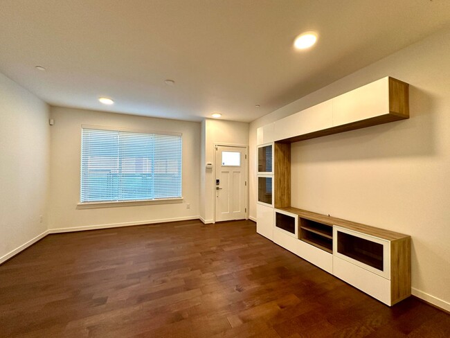 Building Photo - 3Bd/3Ba Bellevue Townhouse