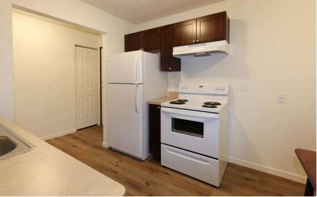 Kitchen - Cove Apartments