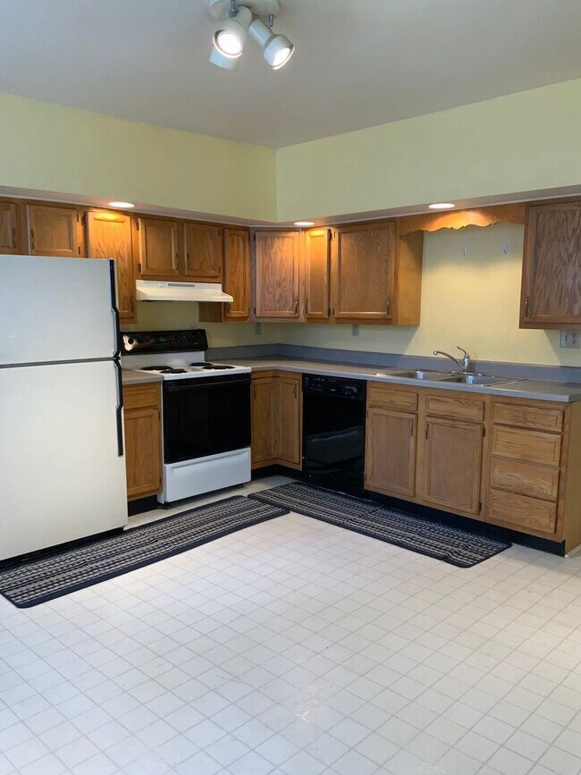 Building Photo - 3 br, 2 bath House - 150A BROAD ST