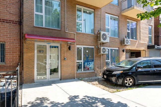 Foto del edificio - 90-12 Whitney Ave