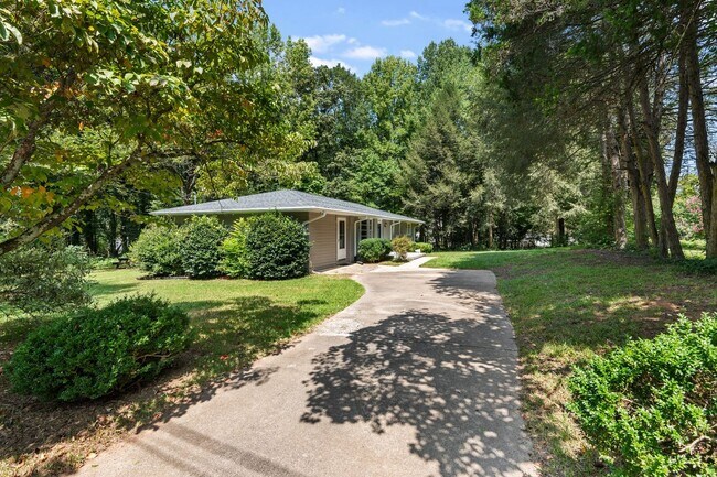 Foto del edificio - Charming, Newly Remodeled 3 BR, 1.5 BA Home with Fenced Yard on Large Private Lot