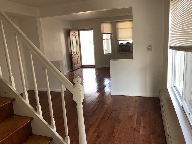 Primary Photo - 33 Charles St