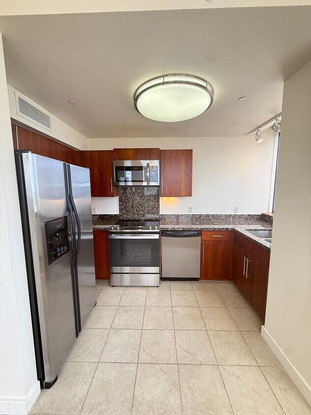 Foto principal - Available Now 1 Bed, 1 Bath, Kaka'ako, Oce...