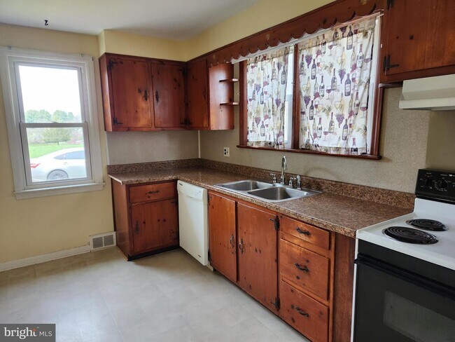 Building Photo - 406 W Woodview Rd
