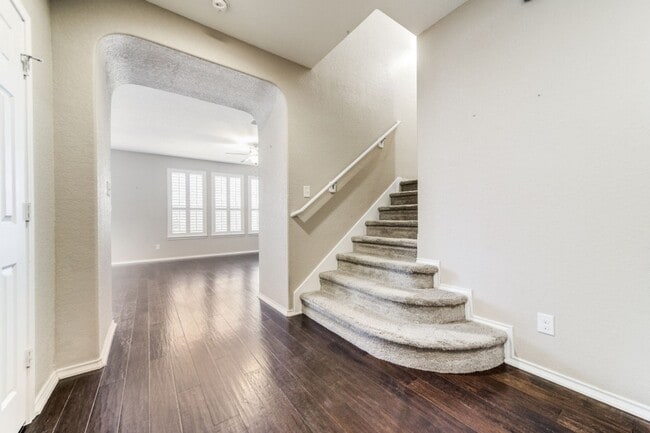 Building Photo - 3 Bedroom 2 1/2 bath Park Vista Subdivision