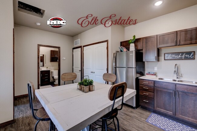 Building Photo - 400 E Elk St