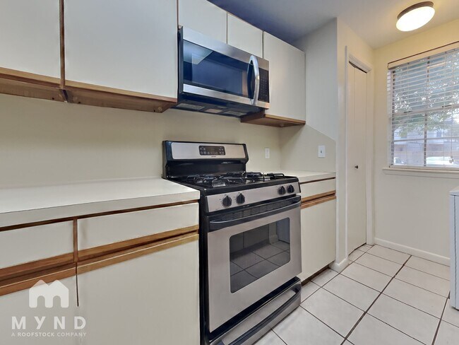 Foto del edificio - 2808 Grants Lake Blvd