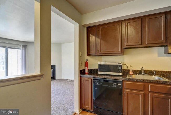 Building Photo - 302 Trinity Ct