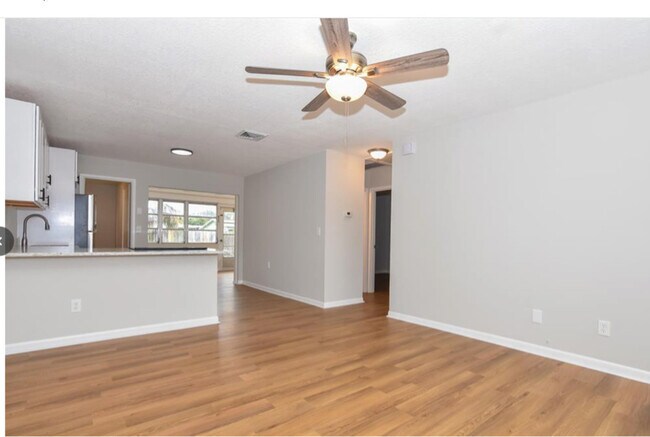 Foto del edificio - 423 SE Parkway Dr