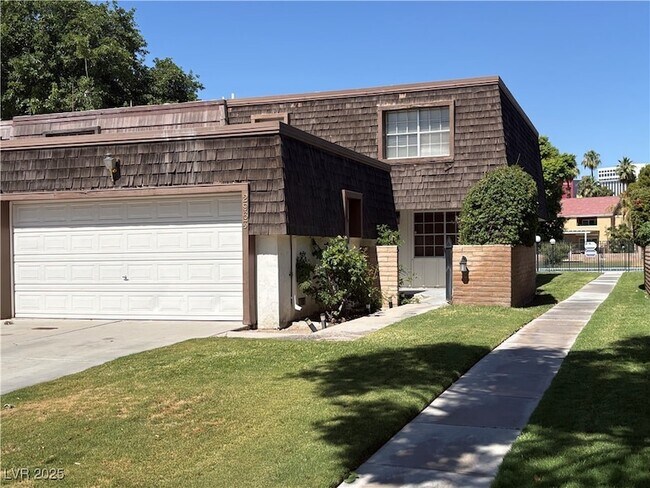 Building Photo - 2963 Pinehurst Dr