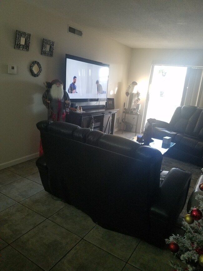 Building Photo - 777 W Lancaster Rd