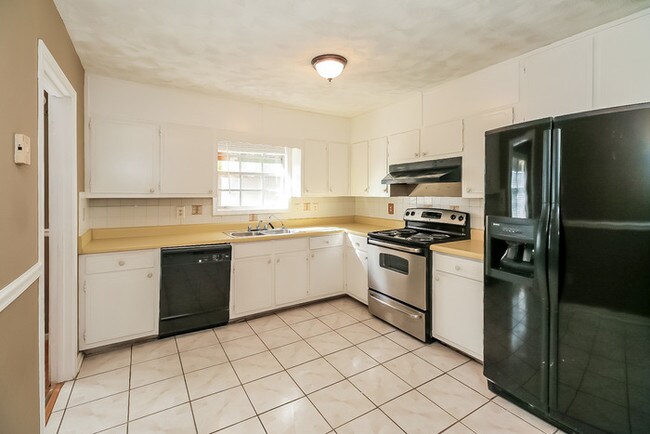 Building Photo - Spacious home with a basement!