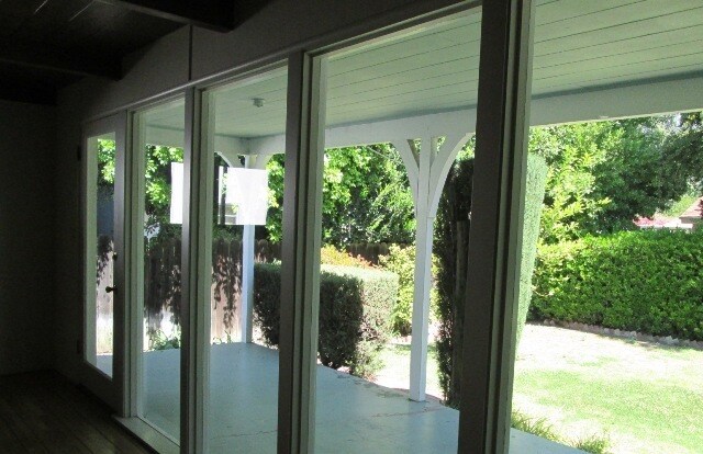 Building Photo - Sherman Oaks 3+2 w/appliances, wood floors...