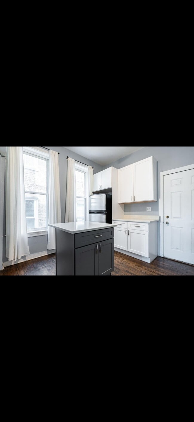 Photo - 2527 W Division St Apartment