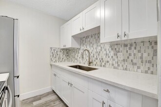 Building Photo - 3915 S Flagler Dr