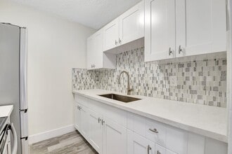 Building Photo - 3915 S Flagler Dr