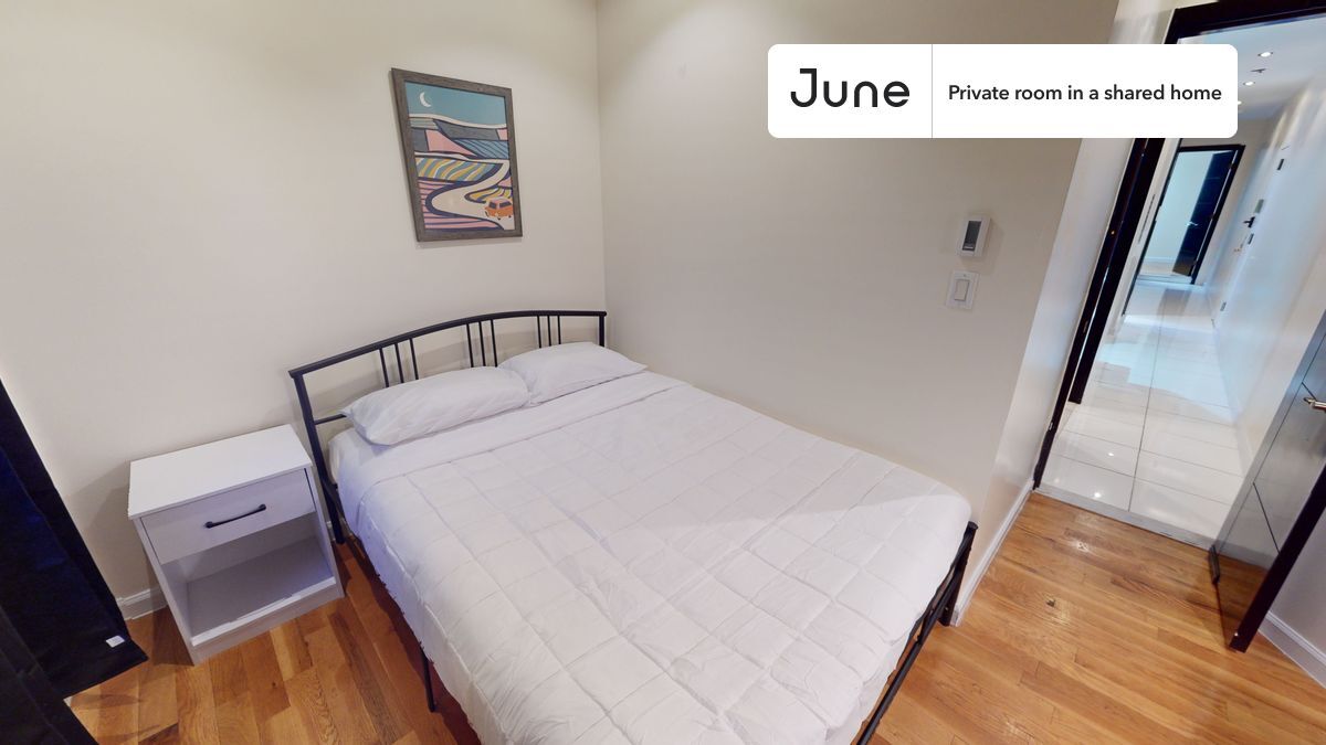Foto principal - Private bedroom in 3 bed/1 bath Home
