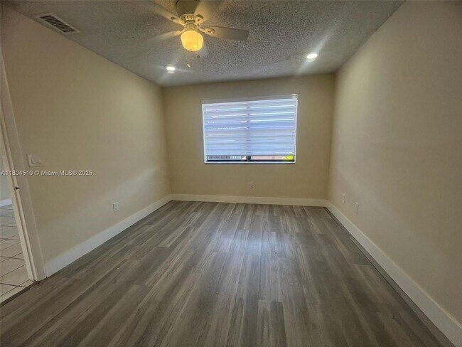 Foto del edificio - 6560 W 27th Ct