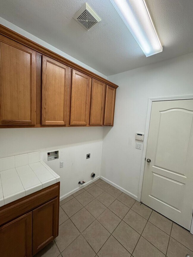 Foto del edificio - Spacious Tulare Home Available Now!