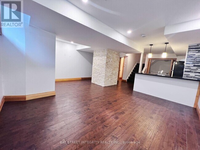 Photo du bâtiment - BSMT-220 SIXTEEN MILE DRIVE