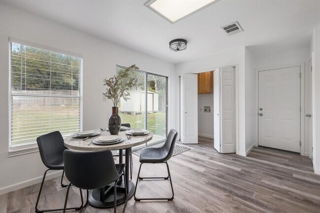 Building Photo - Beautiful 4 bd/2 ba renovated home in Sout...