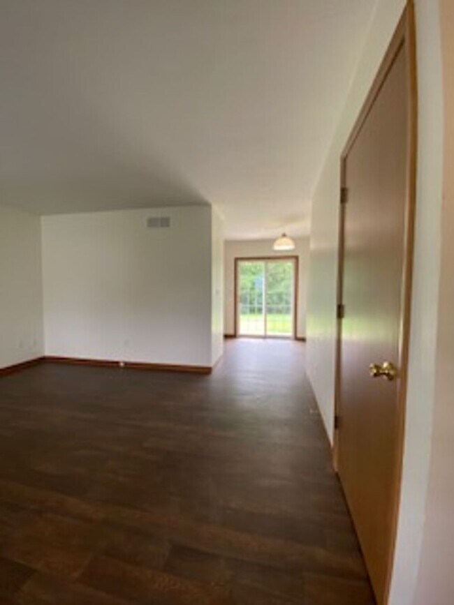 Building Photo - 3 Bedroom Home with 2 Car Attached Garage!