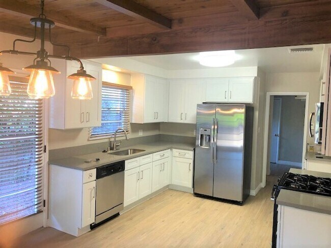 Building Photo - Charming updated 4 bedroom home on quiet s...
