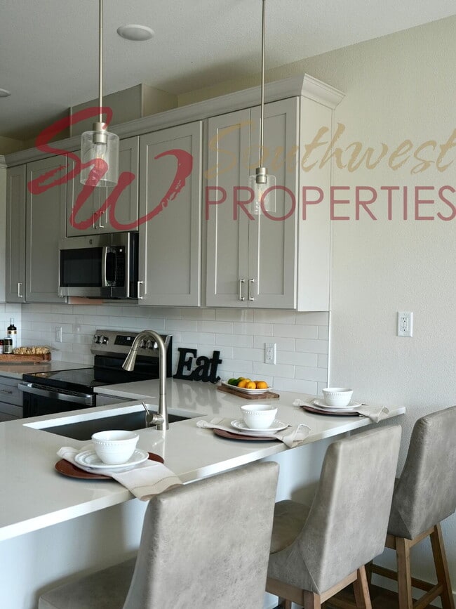 Building Photo - Upgrade your living experience across from campus in this fully furnished 3 bedroom 2.5 bath!