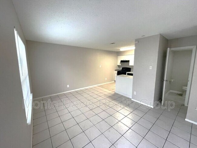 Building Photo - 1201 Southport Dr