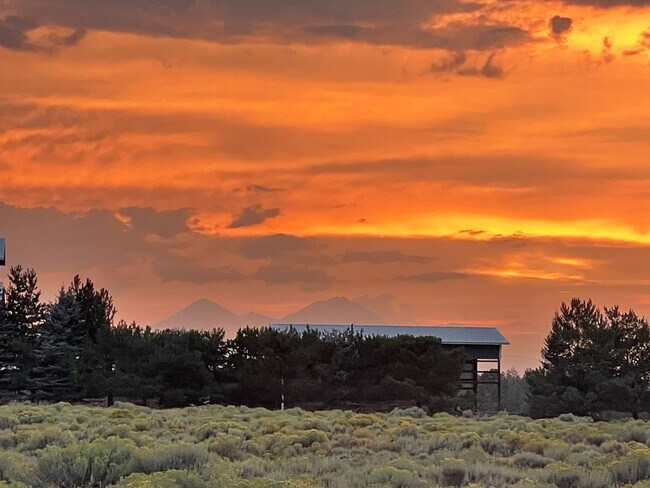 Foto del edificio - County Setting in NW Bend - 3 Bedroom / 2 Bathroom - PENDING APPLICATION