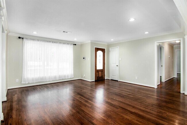 Foto del edificio - 9745 Cedardale Dr