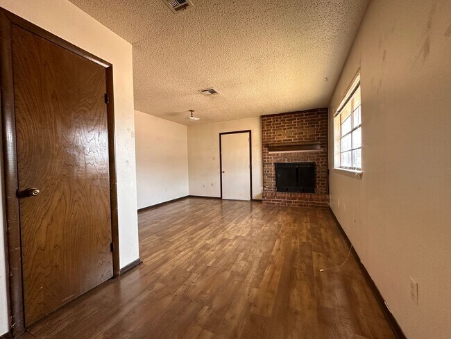 Building Photo - 6617 NW Denver Ave