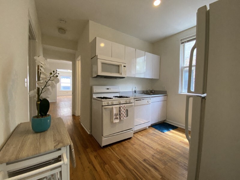 Spacious kitchen with hardwood floors - 2834-2838 Orchard