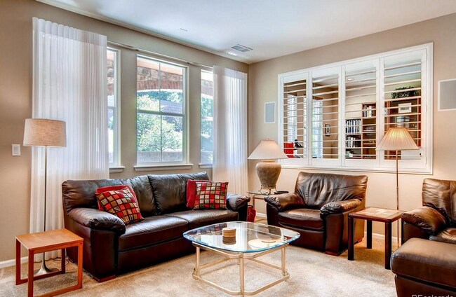 Building Photo - Main level living with large private outdo...