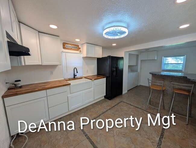 Building Photo - Remodeled 2 -3 bedroom home Elyria