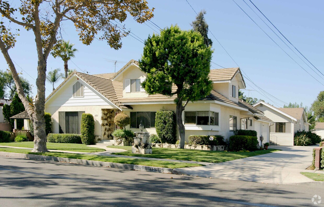 Primary Photo - 10121 Park St