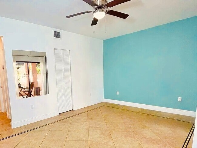 Foto del edificio - 585 NE 66th St