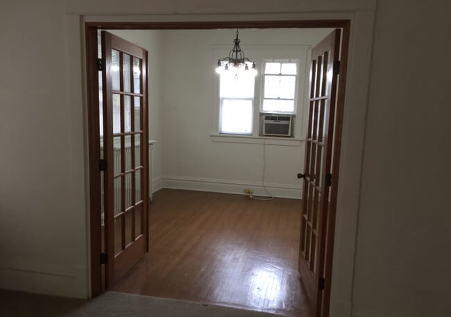 Building Photo - 1113 W Moss Ave