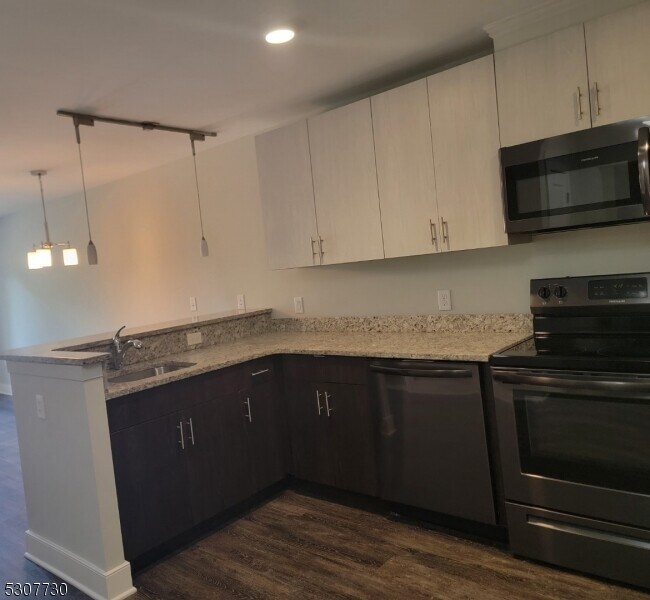 Foto del edificio - 241 Ridge Rd