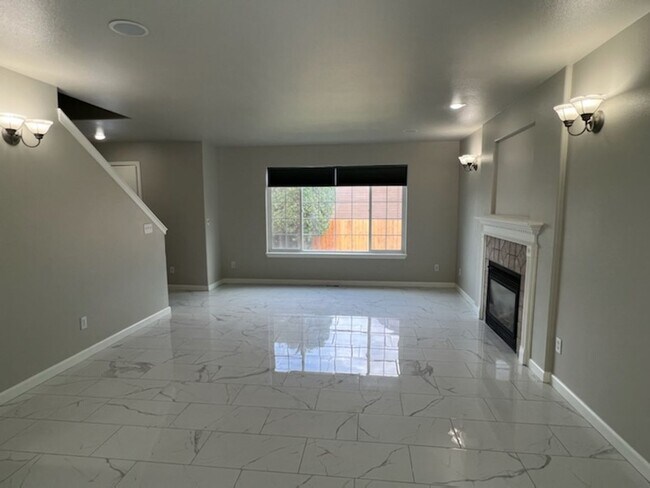 Foto del edificio - Newly remodeled! 3 bedroom, 2.5 baths! Liv...